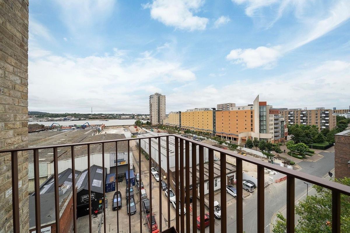 Deluxe Double Bed In Shared Apt Near Canary Wharf, City Airport & O2 Arena With Thames View Londres Exterior foto